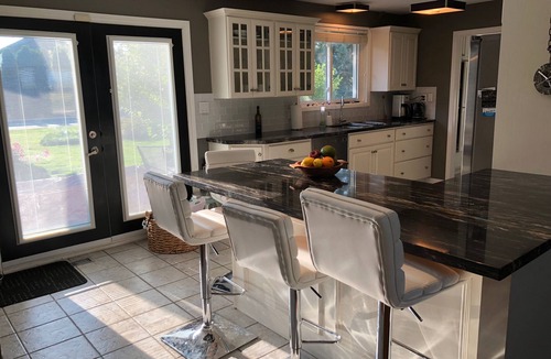 Niagara-on-the-Lake House | Luxury Open Concept Cottage With Large Pool and Yard