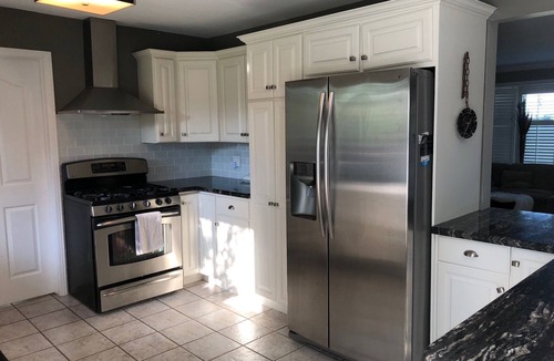 Niagara-on-the-Lake House | Luxury Open Concept Cottage With Large Pool and Yard