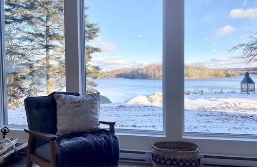 Labelle Ski Chalet | Luxury Panoramic View Waterfront-SPA-Games-Foyer