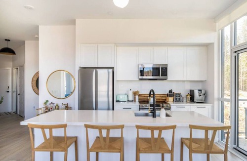 Innisfil Condo | Luxury ~ Patio ~ Hot Tub ~ Pool ~ BBQ ~ Parking ~ Friday Harbour Resort
