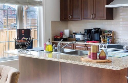 Thorold House | 🍷 Luxury Pond House, 10 minutes to Niagara Falls