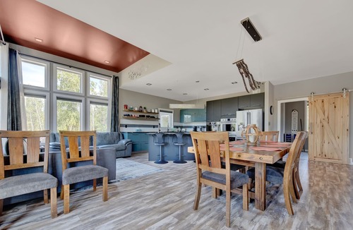 Lester Beach House | Luxury Private Retreat with Bonus Games Room Close to the Beaches!