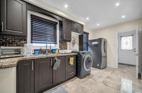 Newtonbrook Apartment | Luxury Renovated House in Prime Location with Parking
