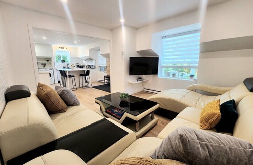 Quartier 5-4 Apartment | Luxury Retreat with Hot Tub | EV Charger & Parking