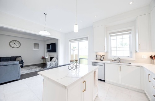 Caledon House | Luxury Retreat with Workspace & Spacious Backyard