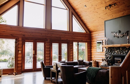Lake Cowichan Cabin | Luxury Riverside LodgenSleeps 10 - 4 ensuite bedrooms