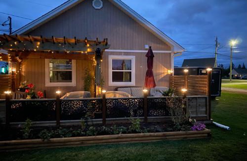 Cap-Pele Ski Chalet | LUXURY ROSE COTTAGE ,ABOITEAU BEACH,CAP PELE