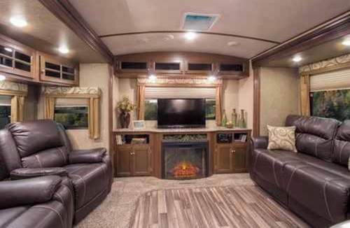 Keswick House | Luxury RV On Lake Simcoe in Keswick south
