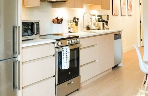 Lower Lonsdale Apartment | Luxury Scandinavian Suite| Cozy and Bright