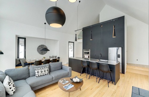 Lac Superieur Village Apartment | Luxury Scandinave 4BDR/Jacuzzi