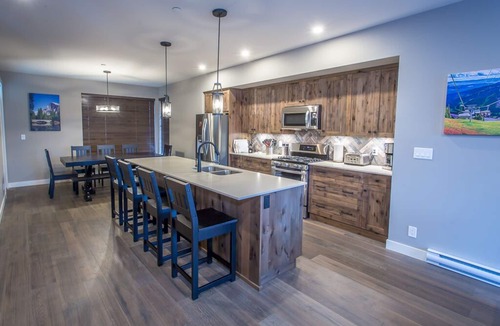 Sun Peaks House | ★ Luxury Ski-in/out 3 Bedroom Townhouse w/private hot tub & garage