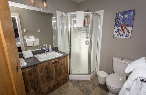 Sun Peaks House | ★ Luxury Ski-in/out 3 Bedroom Townhouse w/private hot tub & garage