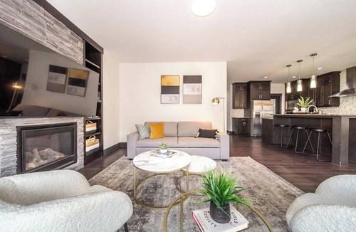St. Albert House | *Luxury* Sleeps 10|King bed|Jacuzzi|10 Min to WEM