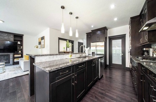 St. Albert House | *Luxury* Sleeps 10|King bed|Jacuzzi|10 Min to WEM