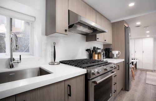 Parkdale Apartment | Luxury Studio Condo in Downtown Toronto Elm Street