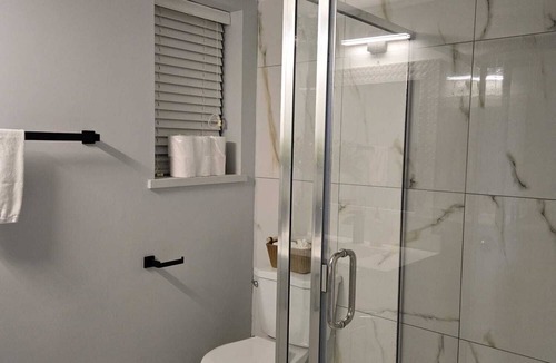 Guildford House | Luxury Suite near Skytrain