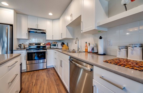 Southwest Edmonton House | Luxury Suite near U of A, University Hospital, Stollery, Cross Cancer Hospital, Saville