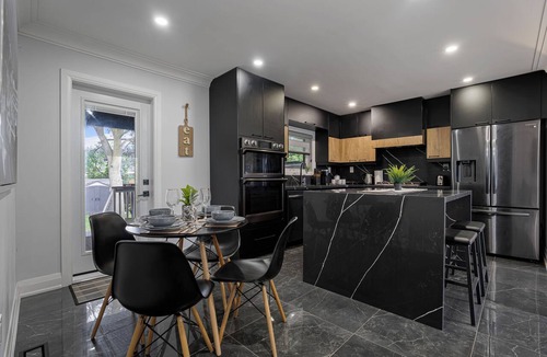 Willowdale House | Luxury Toronto Stay with BBQ, Gazebo, Games & Parking