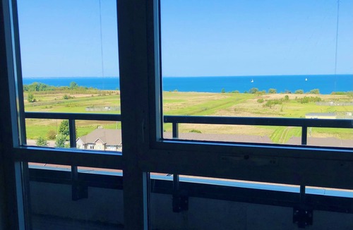 Grimsby Condo | Luxury Water-View Oasis
