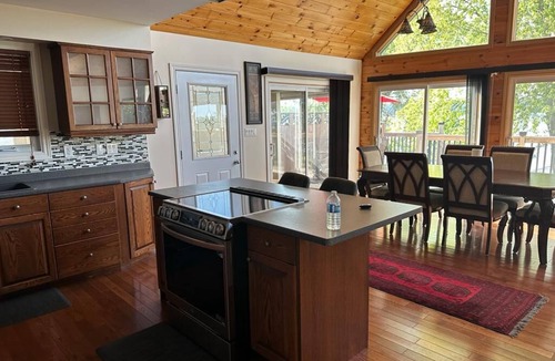 Adolphustown Cottage | Luxury waterfront cottage
