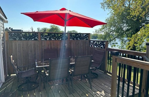 Adolphustown Cottage | Luxury waterfront cottage