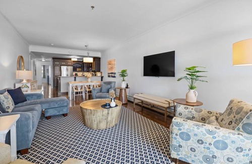 Queens Square Condo | Luxury Waterfront 3 Bdrm Condo Downtown Ch'town