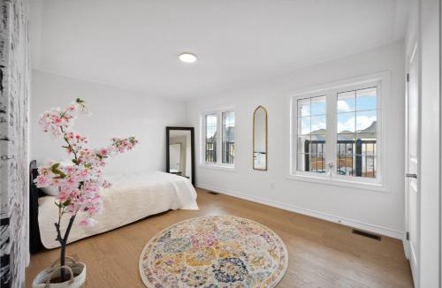 Whitby Villa | Luxury Whitby 4BR, Near Restaurants - Family, Pool Table, Parking!