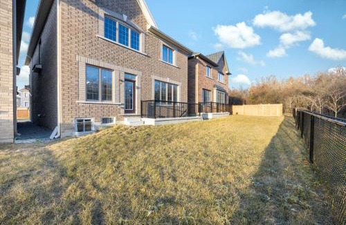 Whitby Villa | Luxury Whitby 4BR, Near Restaurants - Family, Pool Table, Parking!