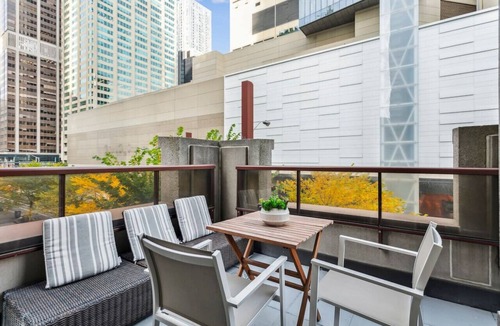Yorkville Apartment | Luxury Yorkville 2bed 2bath 5 guests Parking