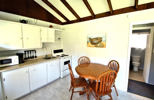 Stanhope Cottage | Lyons Cottages - Cottage #2, 2BR Walk to the Beaches of Stanhope National Park!