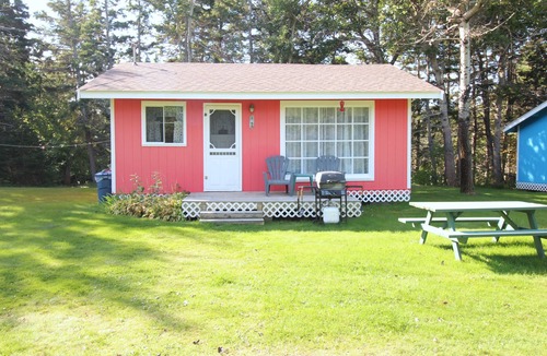 Stanhope Cottage | Lyons Cottages - Cottage #2, 2BR Walk to the Beaches of Stanhope National Park!