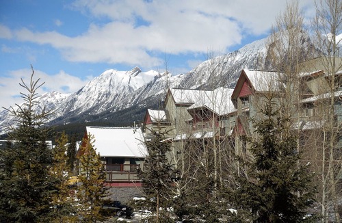 Canmore Condo | Mökki Mountain Suite - corner unit with mountain views