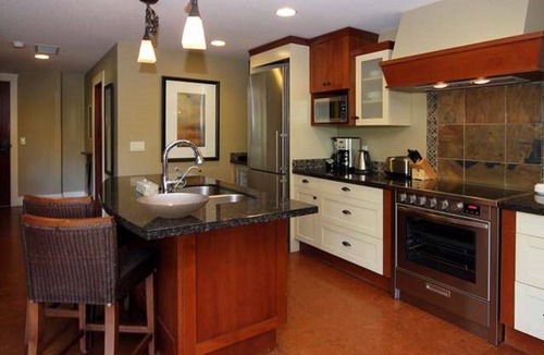 Canmore Condo | Mökki Mountain Suite - mountain views & private corner unit