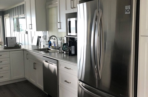 Wainfleet House | M&M Beach Retreat on Sandy Beach of Lake Erie