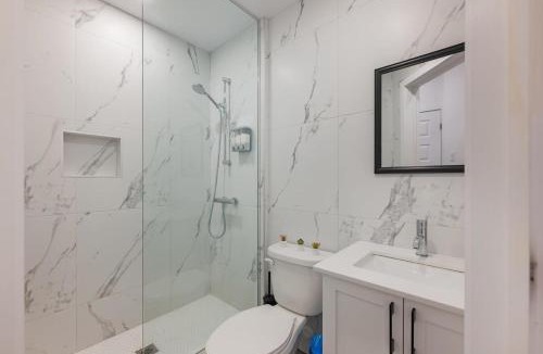 Mile End Apartment | M11 Luxury 2BR Sofa Bed in the Heart of PlateauMile-End