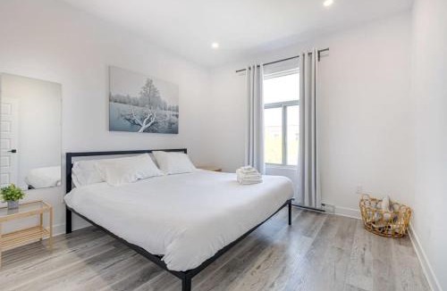 Mile End Apartment | M11 Upscale Spacious 1BR wKingBed AC in Heart of PlateauMile-End