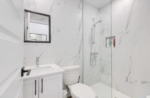 Mile End Apartment | M11 Upscale Spacious 1BR wKingBed AC in Heart of PlateauMile-End