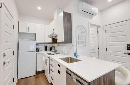 Mile End Apartment | M11 Upscale Studio wQueen Bed AC Prime Location