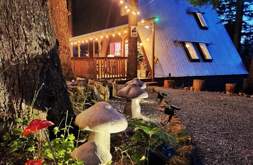 Sunshine Valley Cabin | Magic Mushroom A-Frame Cabin with wood-burning hottub