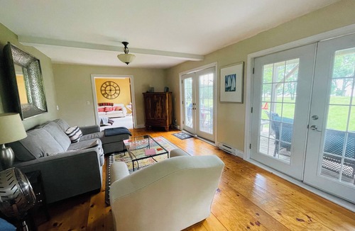 Loyalist House | Magnificent 3 bedroom Lake House on Amherst Islandn