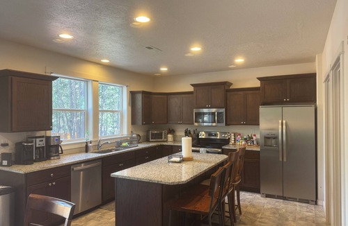 Deschutes River Woods House | Magnificent Creater Road Retreat with 6 bedrooms and 3 bathroom on 1.2 acres.