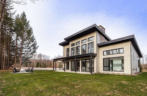 Lac-Brome House | Magnificent home nestled in the forest !