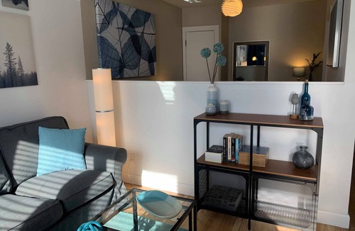 Nouveau-Rosemont Apartment | Magnifique 3 1/2, Meublé Entièrement, Électro, Télévision, et Internet Inclus