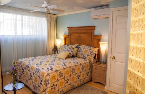 Gay Village Bed & Breakfast | Maison Des Jardins B & B