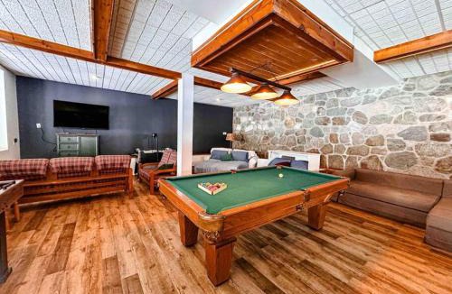Saint Donat House | Maison du lac avec plage, embarcations, billard et spa privé