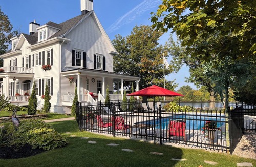 Beloeil House | Maison sur le Bord de L'eau et vue sur la Montagne St-hilaire