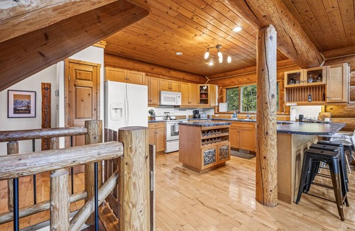 Golden Apartment | Majestic Alpenglow Lodge+Hot Tub & Mountain Views!n