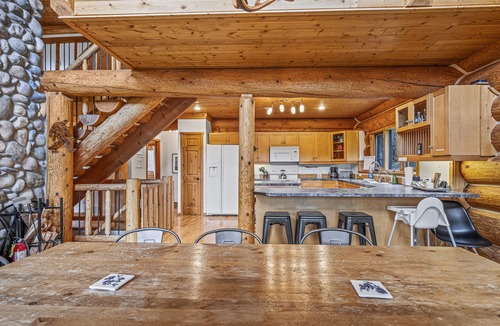 Golden Apartment | Majestic Alpenglow Lodge+Hot Tub & Mountain Views!n