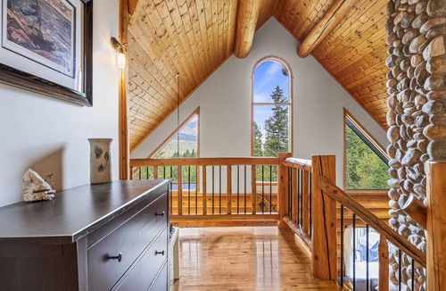Golden Apartment | Majestic Alpenglow Lodge+Hot Tub & Mountain Views!n
