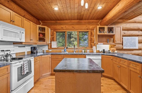 Golden Ski Chalet | Majestic Alpenglow Lodge+Hot Tub & Mountain Views!